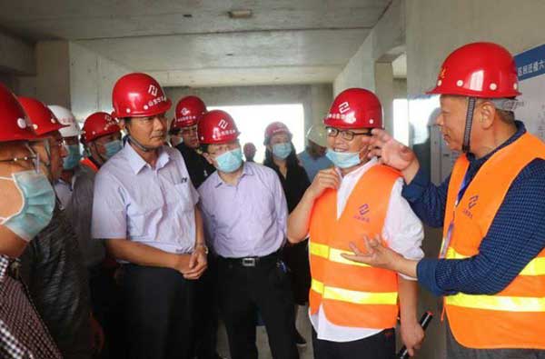 市住建局等各級相關(guān)領(lǐng)導(dǎo)蒞臨我集團水泉社區(qū)回遷樓項目六期一標(biāo)段視察指導(dǎo)工作