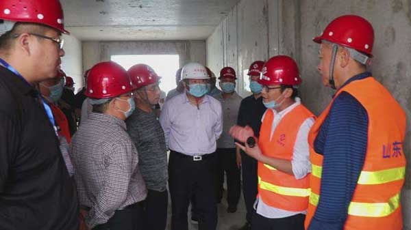 市住建局等各級相關(guān)領(lǐng)導(dǎo)蒞臨我集團水泉社區(qū)回遷樓項目六期一標(biāo)段視察指導(dǎo)工作