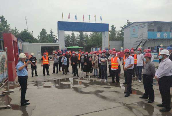 市住建局等各級相關(guān)領(lǐng)導(dǎo)蒞臨我集團水泉社區(qū)回遷樓項目六期一標(biāo)段視察指導(dǎo)工作